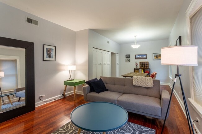 807 W Belle Plaine Ave
