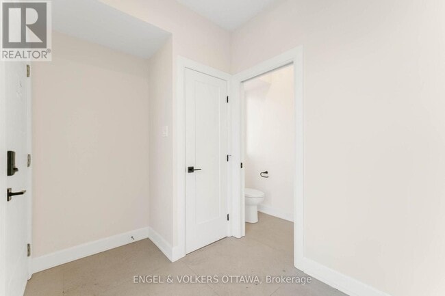 Photo - 130 Carillon St