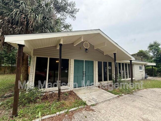 Building Photo - 2233 E Derenne Ave