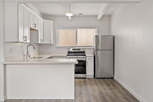 Photo - Quiet Comfortable Upstairs 2 Bedroom 1 Bat... Unit 524 #1