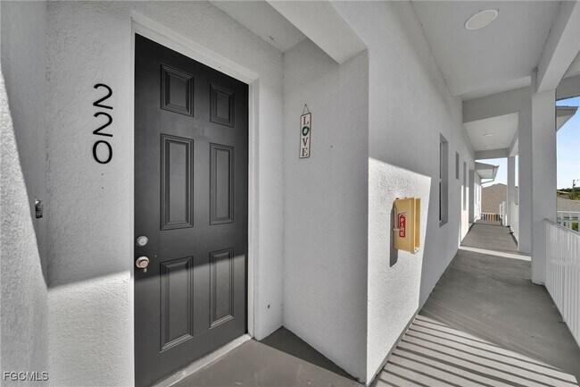 Building Photo - 275 SW 4th St Unit 210