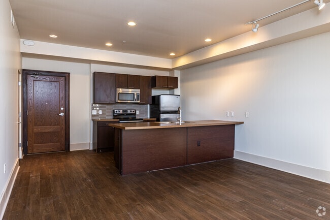 2BR, 1BA - 975 SF