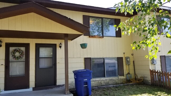 Building Photo - 2 Bed 1.5 Bath Townhouse w/ Covered Fenced...
