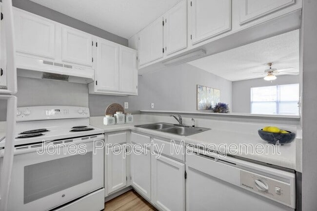 305 Country Club Dr NE