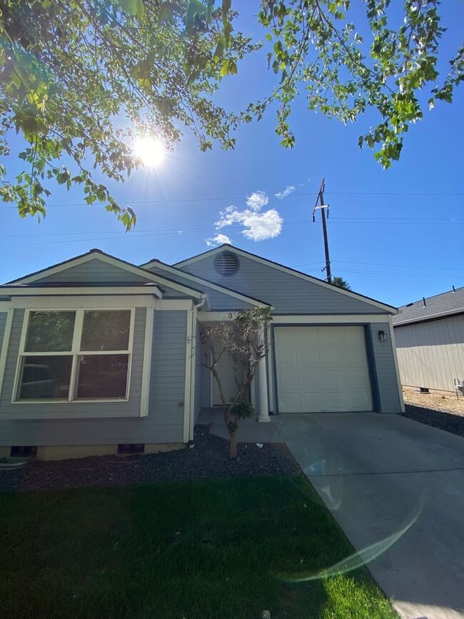 Building Photo - Chill, Grill and Relax! 2bd 2bath Duplex in Yakima!