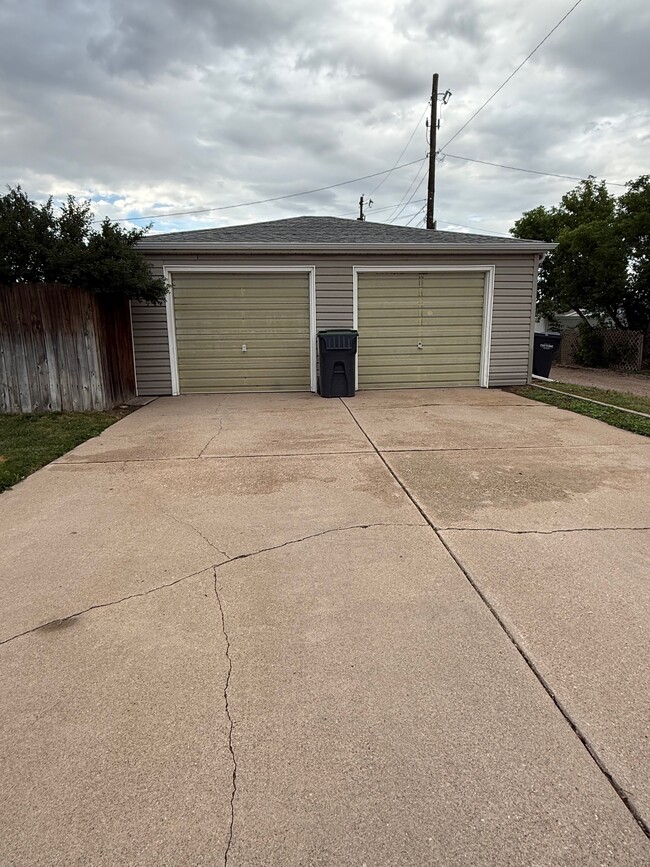 Driveway - 1601 Crook Ave Unit Upstairs Duplex