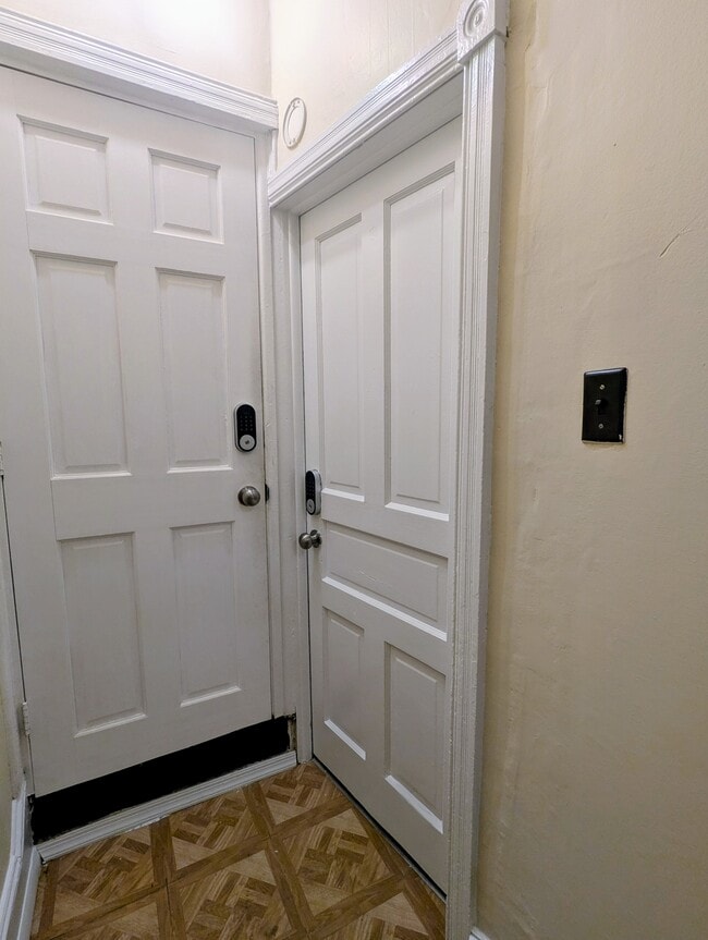 Puerta principal - 7414 Montour St Unidad 1