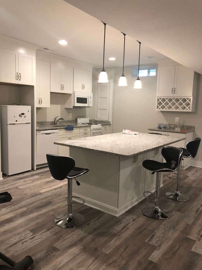 Building Photo - 6209 Everglades Dr