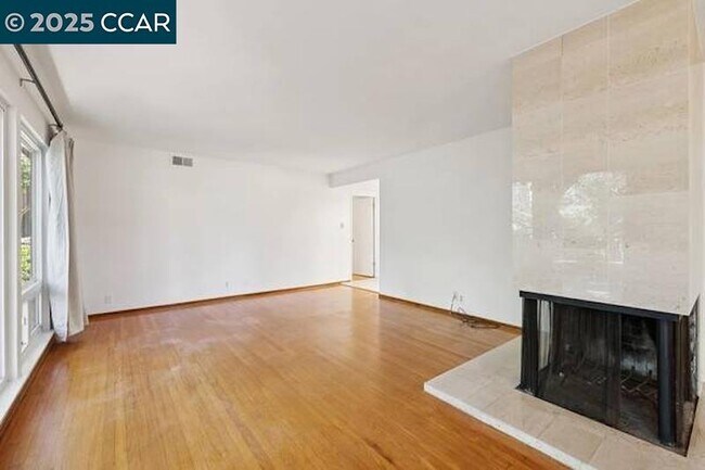 Photo - 2047 Queens Ln