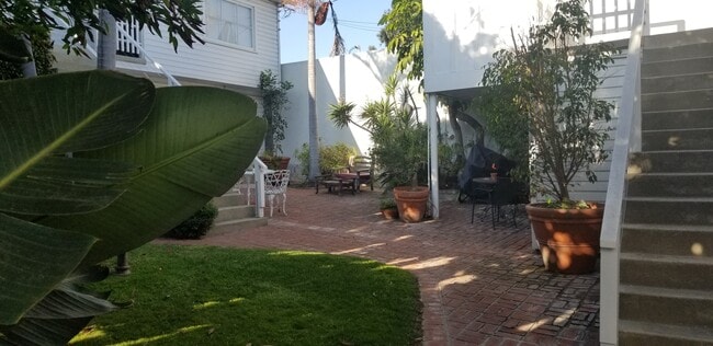 front yard - 1033 Aviation Blvd