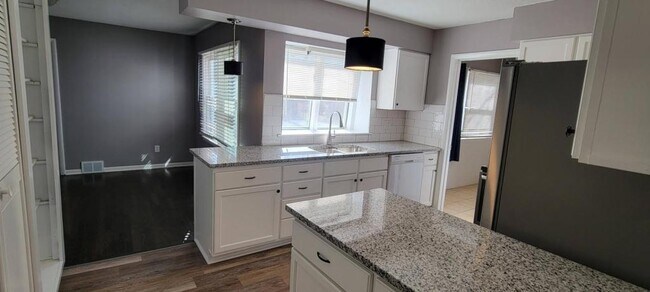 Photo - 629 S Troost St