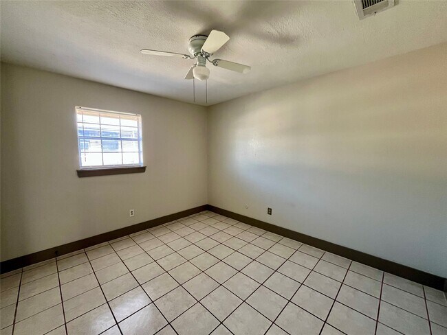 Photo - 1042 W Village Ct Unidad C