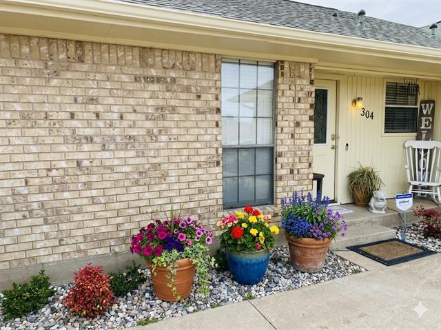 Photo - 304 E 6th St