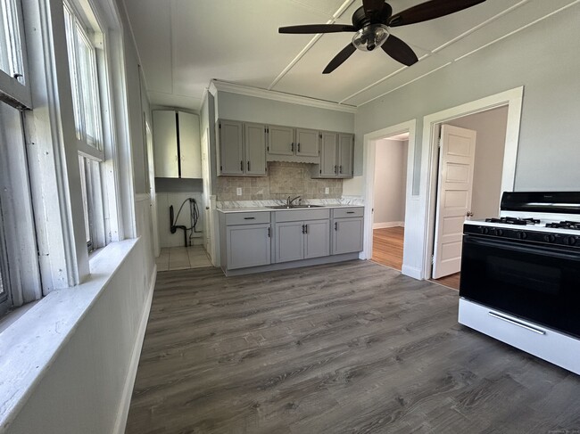 Building Photo - 10 Cherry St Unit 2nd