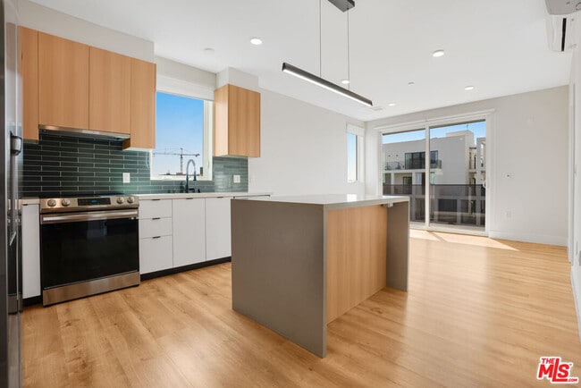 Photo - 5813 Lexington Ave Unit 401