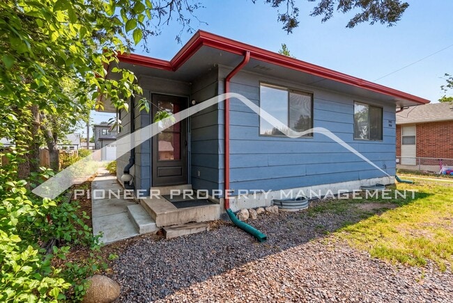 Photo - Charming 1/2 Duplex with Washer/Dryer!
