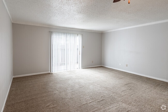 2BR, 2BA - 910 SF