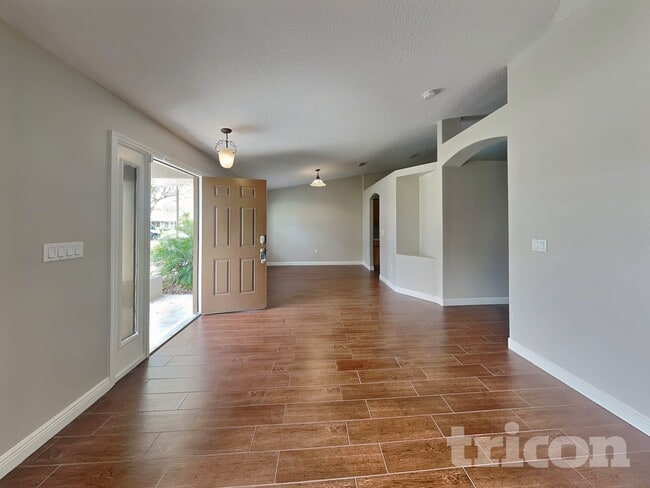 Photo - 2020 Nobleton Ave