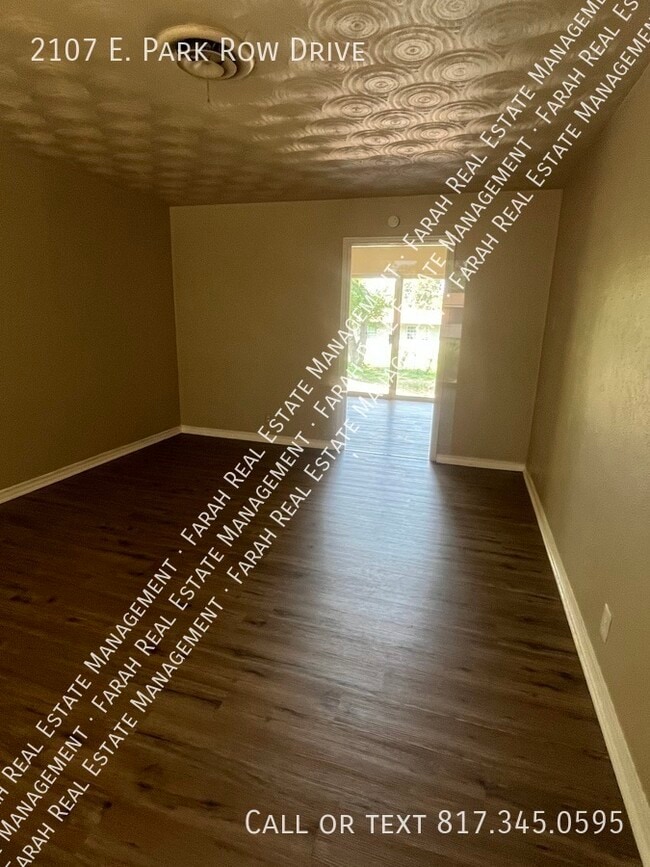Photo - 2107 E Park Row Dr