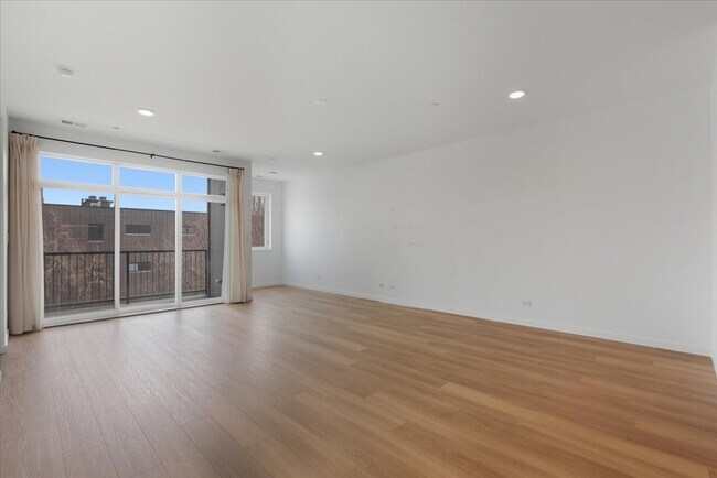 Photo - 204 S Leavitt St Unidad 302