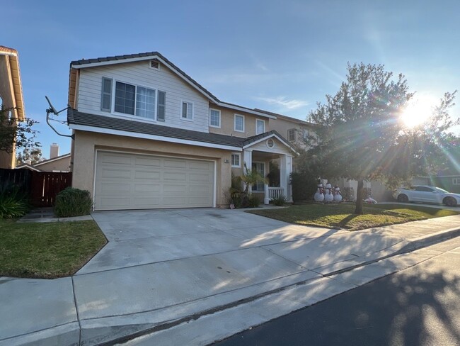 Charming 3 Bed, 3 Bath Home in Corona - Charming 3 Bed, 3 Bath Home in Corona