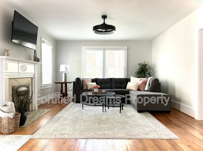 Photo - 2240 Queen St