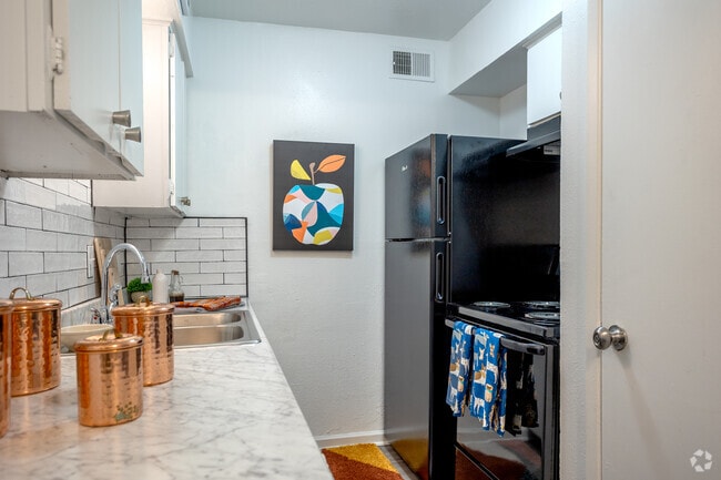 1BR - 662SF - Kitchen - Pasadena Apartments
