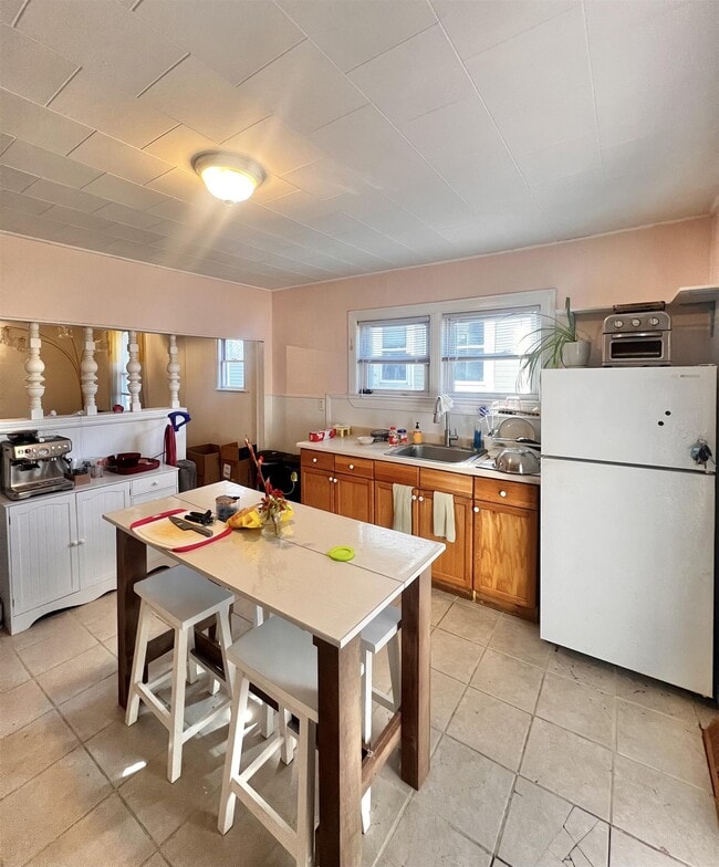 Building Photo - 282 Lowell St Unit 1