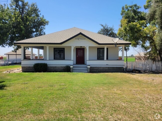 Building Photo - Charming Rental