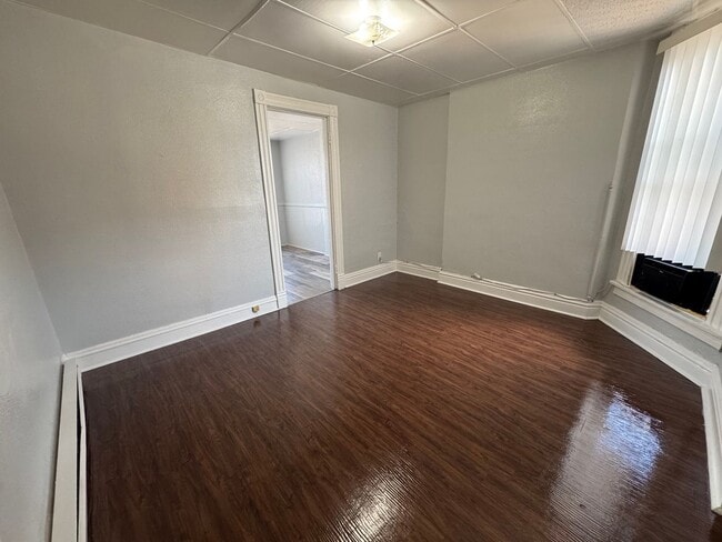 Building Photo - 1 Br small living room and small kitchen Unit Apt #8