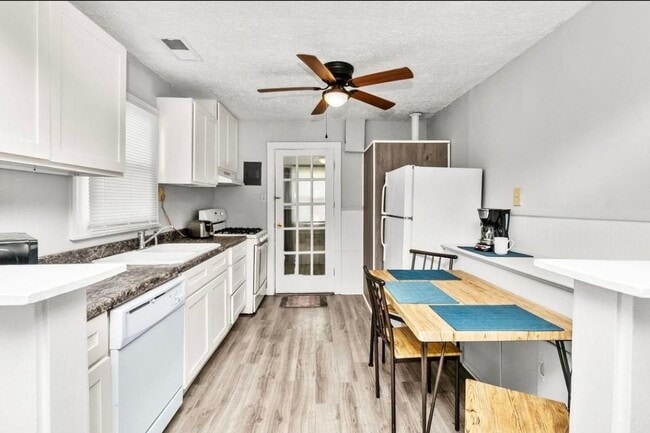Photo - 2 Bed • 1 Bath • Central Location