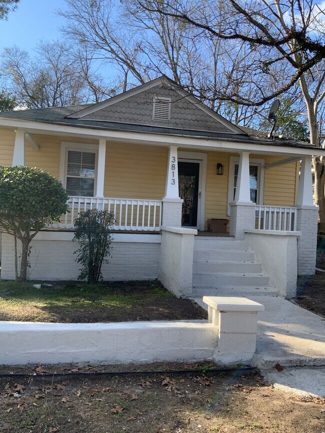 Beautiful home off of N. Main Across fro... House Rental in