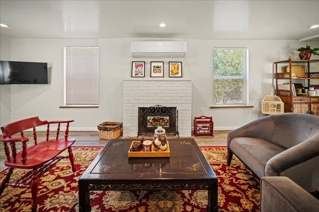 Building Photo - 272 W Carmel Valley Rd Unit B