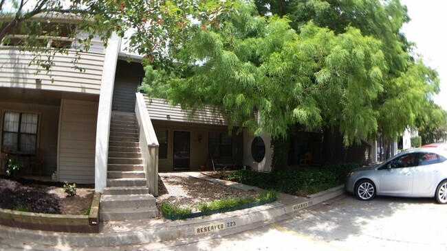 Building Photo - Cute 2 Bedroom condo (gated community) OKC