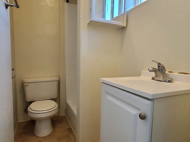 Photo - 694 S Second St Unidad 06