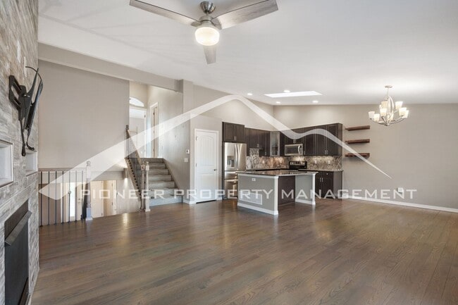 Photo - Stylish Townhouse 2bed / 2bath, 2 car garage and AC in Gated Community Near Powers Corridor