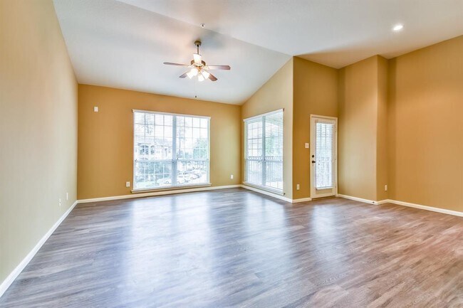 Building Photo - 6607 Lake Woodlands Dr Unit 217.2