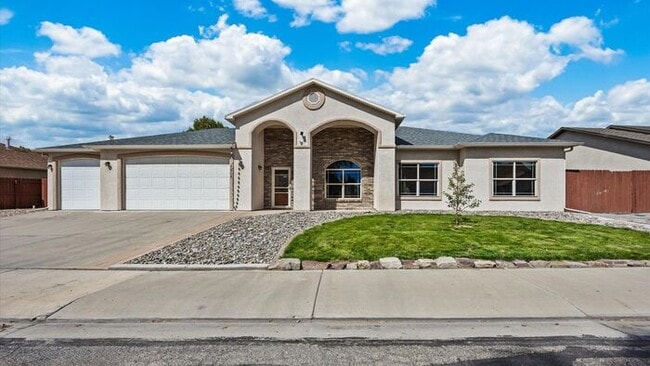 Building Photo - Spacious 3-Bed Ranch Home w/ 3-Car Garage & RV Parking In Quiet North Grand Junction Neighborhood