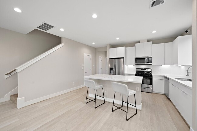 Building Photo - 8670 Easthaven Blvd Rental