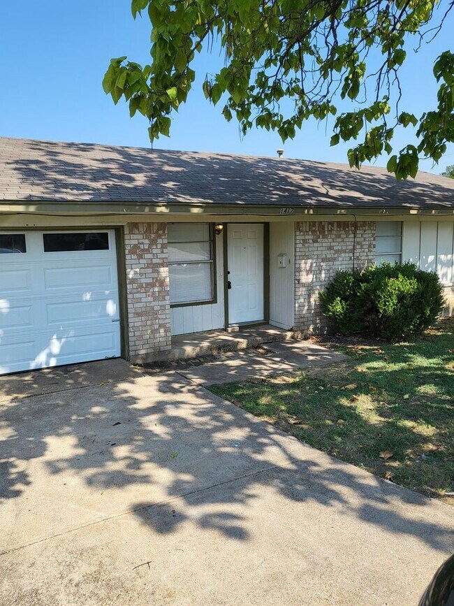 Building Photo - 1417 Laura Ln Rental