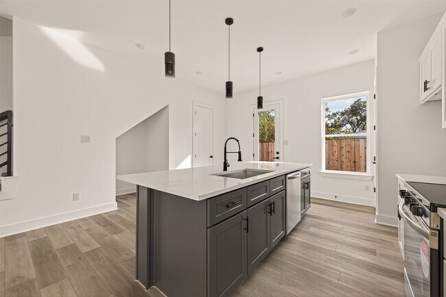 Photo - 2475 Carmel St