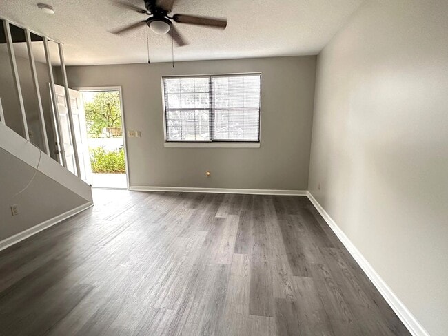 Building Photo - Island Townhouse-Close to Shopping and Beach!