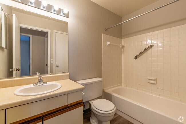 2BR, 1BA - 862SF - Bathroom
