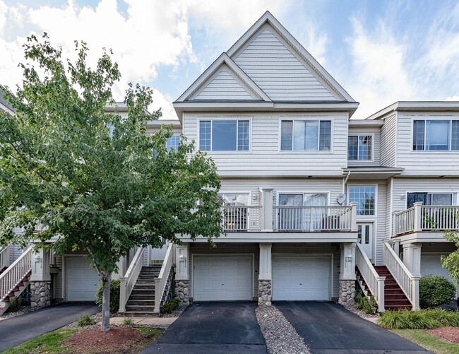 Building Photo - Like New 2 Bed/2 Bath Townhome With Amenit...