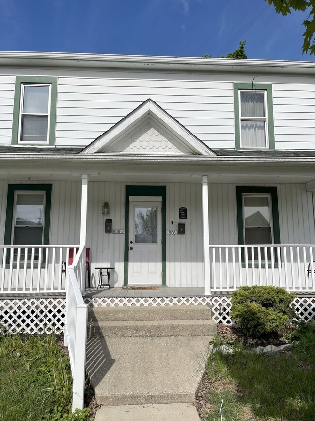 Building Photo - 906 1/2 S Mulberry St Unit 906 upper Rental