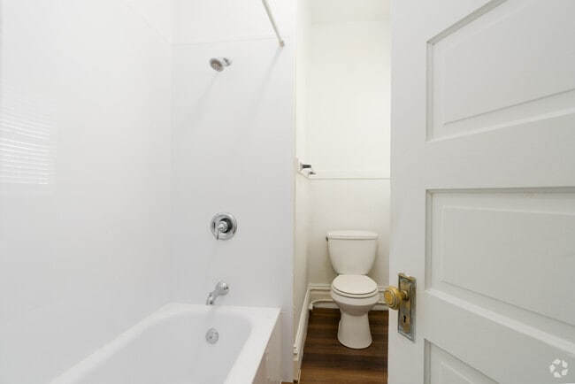 1BR, 1BA - 744SF - Bathroom