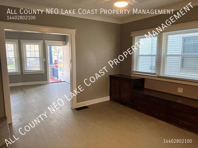 Photo - 1472 Ridgewood Ave