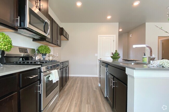 Building Photo - Afton Grove NW OKC Townhomes - Deer Creek ...