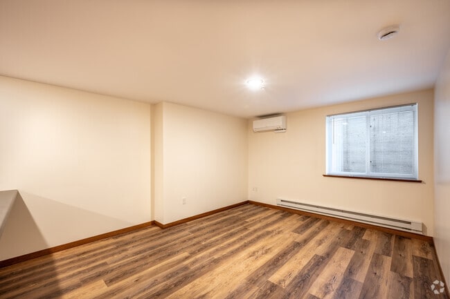 1BR, 1BA - 565SF - Living Room - 610 Gray St Apartments