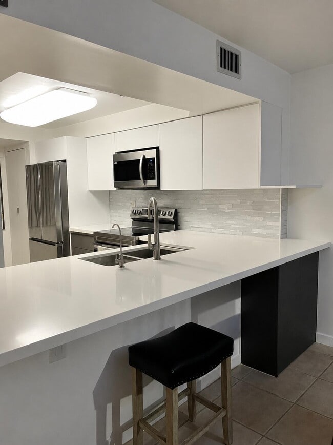 450 Commodore Dr Unit 106